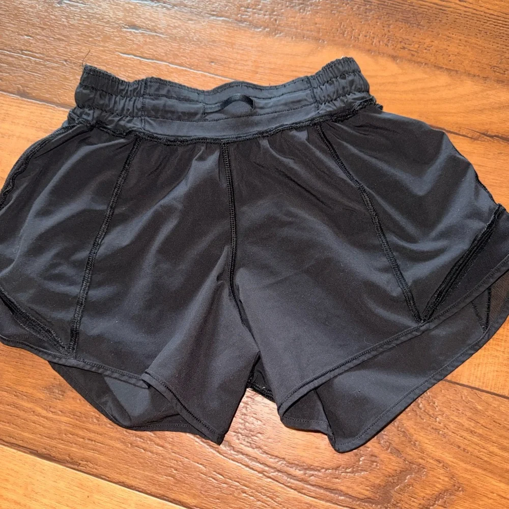 Excellent Lululemon Hotty Hot Short II Long 4" Low Rise Black Size:0/ 00 - Picture 10 of 13